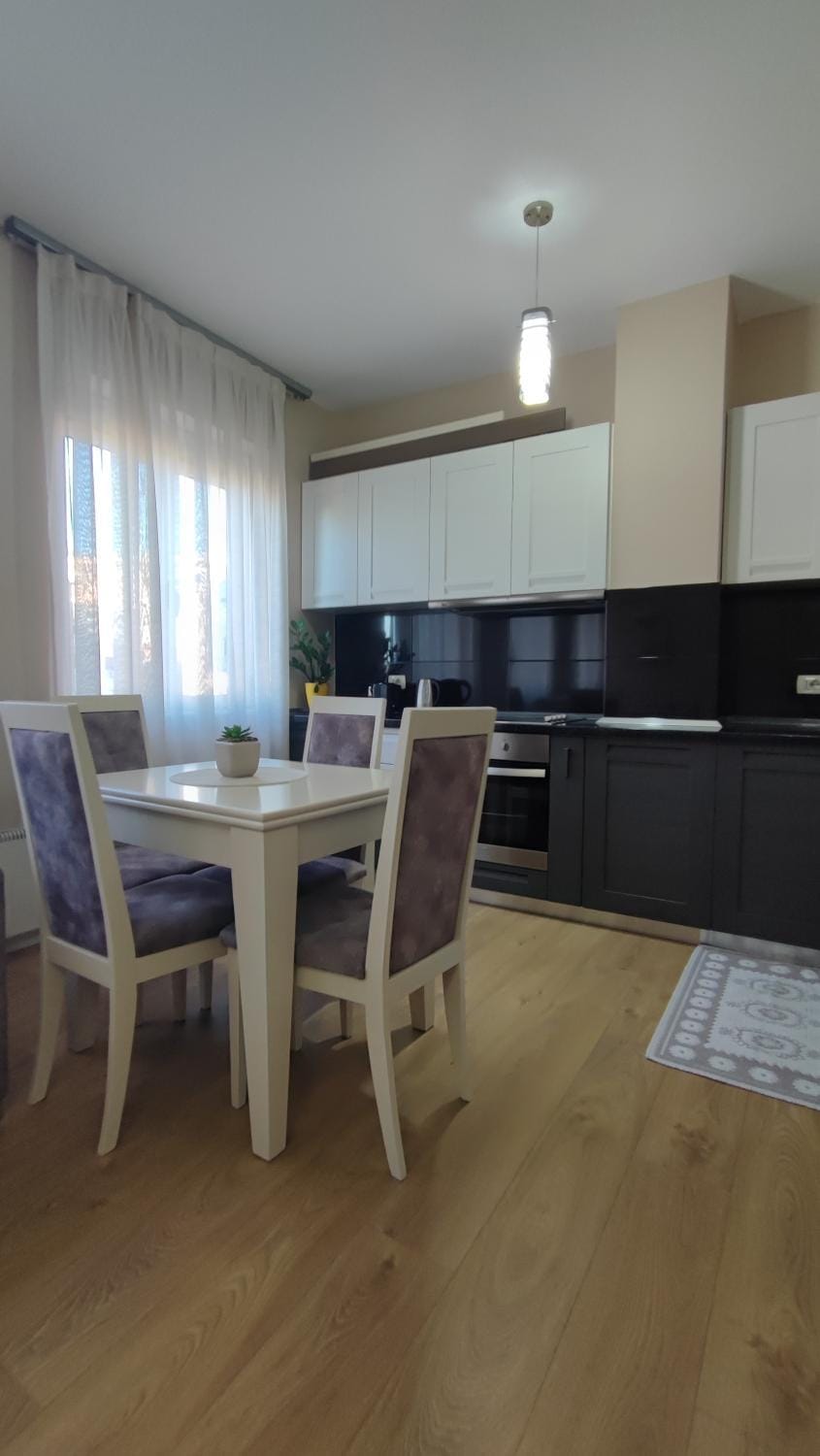 Kitchen or kitchenette, Living room, Seating area, Dining area