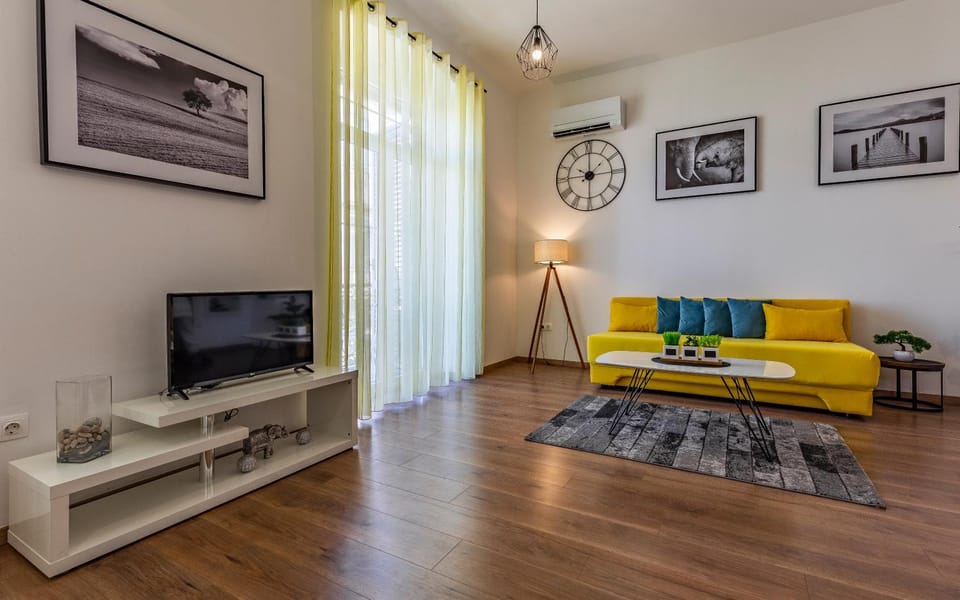 Communal lounge/ TV room, TV and multimedia, Living room, Seating area