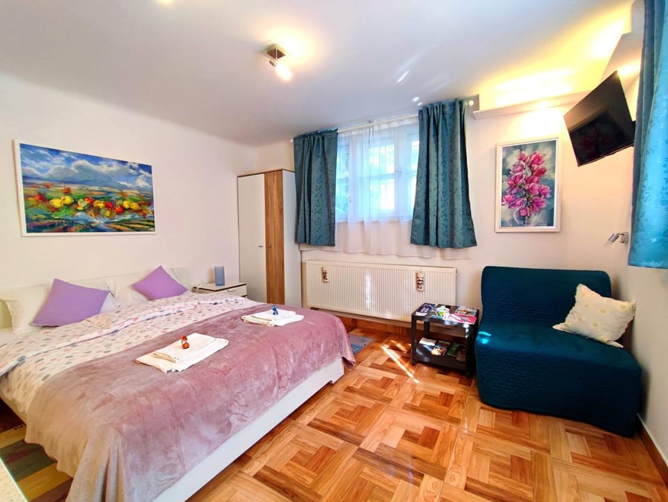 Bed, TV and multimedia, Photo of the whole room, Seating area, Bedroom, towels, wardrobe