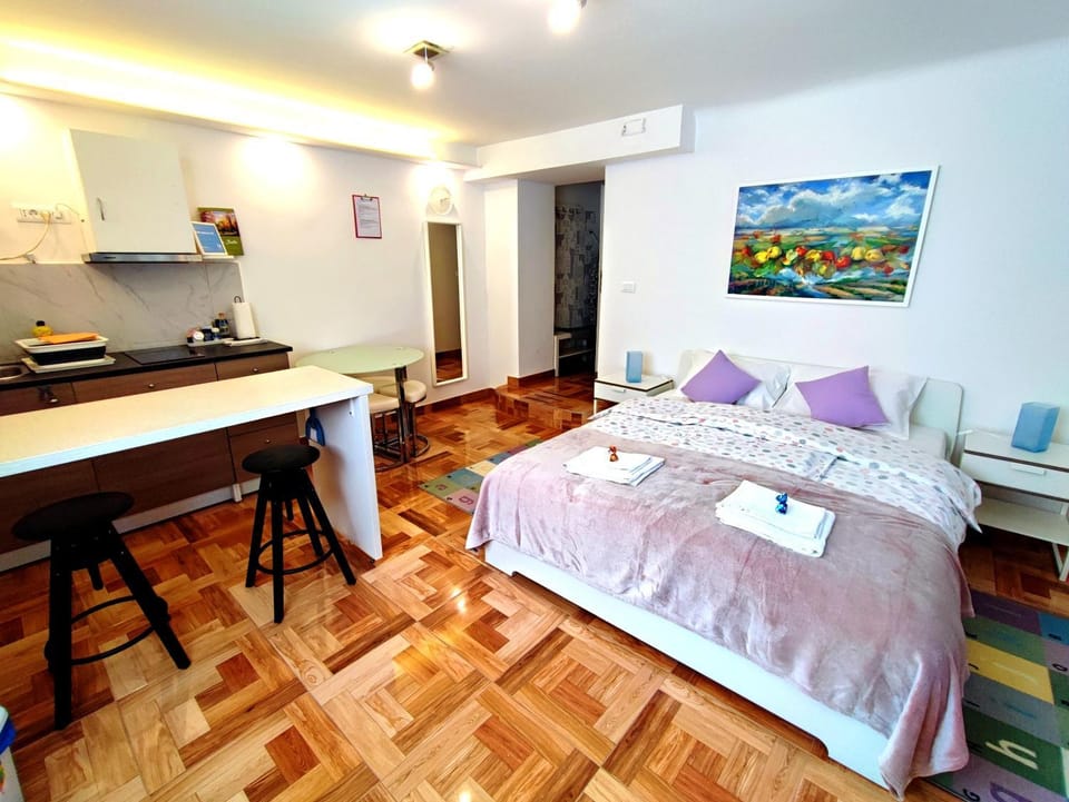 Bed, Kitchen or kitchenette, Photo of the whole room, Dining area, Bedroom, Guests, stove, towels