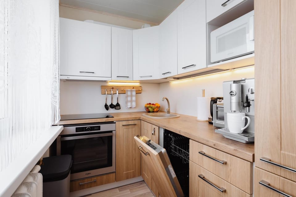 Coffee/tea facilities, Kitchen or kitchenette, dishwasher, oven, stove, toaster, kitchen
