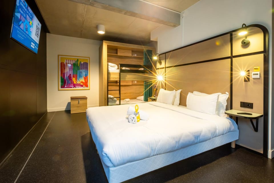 Bed, TV and multimedia, Photo of the whole room, Bedroom, bunk bed, towels