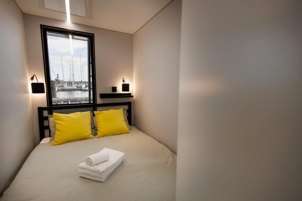 Bed, Photo of the whole room, towels