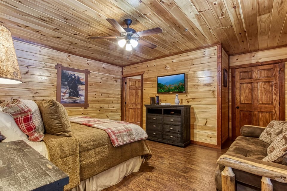 Mountain Splash, Private Pool, Theater Room, 560 FREE tickets each paid day!!! Chalet in Sevier County