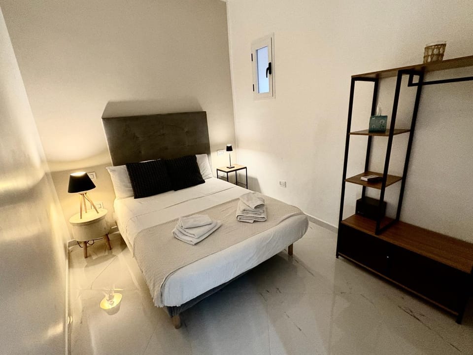 Bed, TV and multimedia, Bedroom