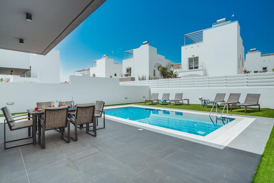 Swimming pool, sunbed