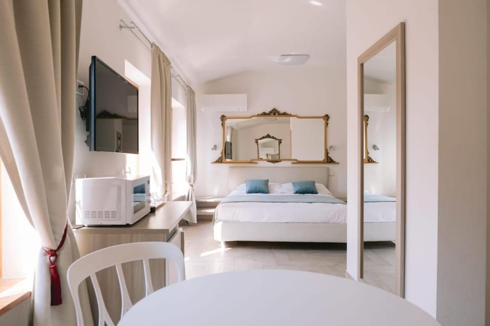 Bed, TV and multimedia, Photo of the whole room, Bedroom