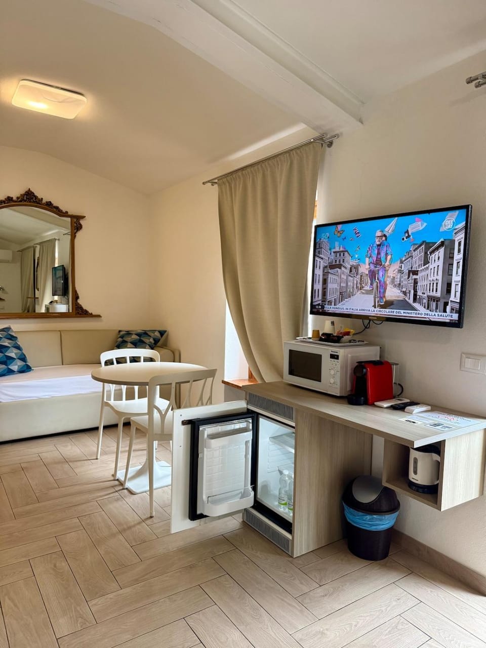 Bed, TV and multimedia, Living room, Seating area, Dining area, Bedroom