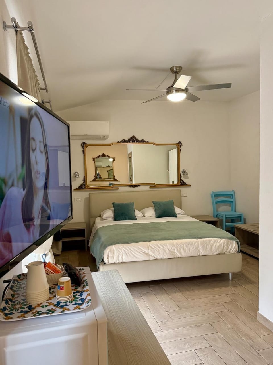 Bed, TV and multimedia, Photo of the whole room, Bedroom