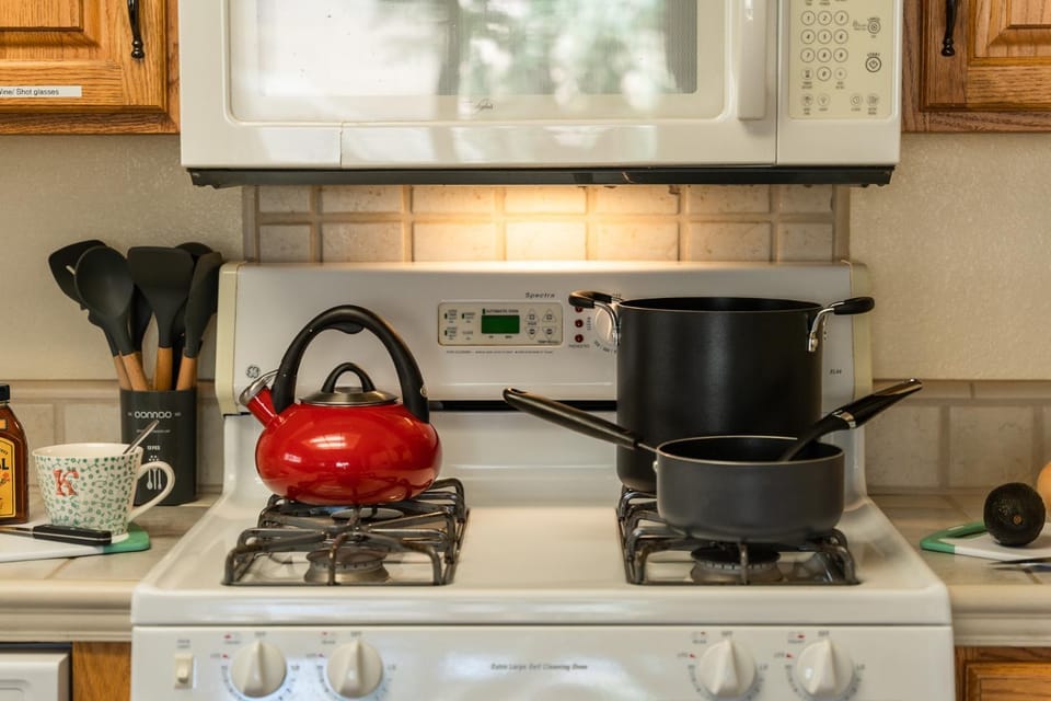 Coffee/tea facilities, Kitchen or kitchenette, minibar, stove