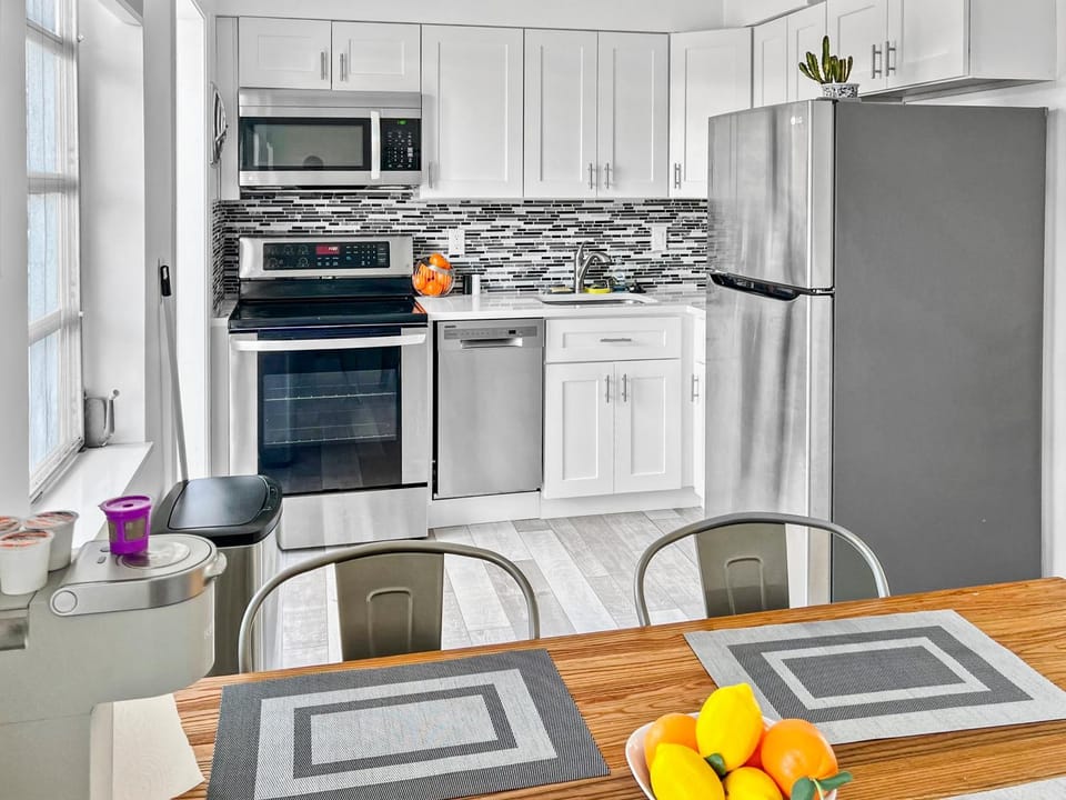 Stylish Tropical Key West Home - Private Yard, Free Parking & Laundry Apartment in Pompano Beach