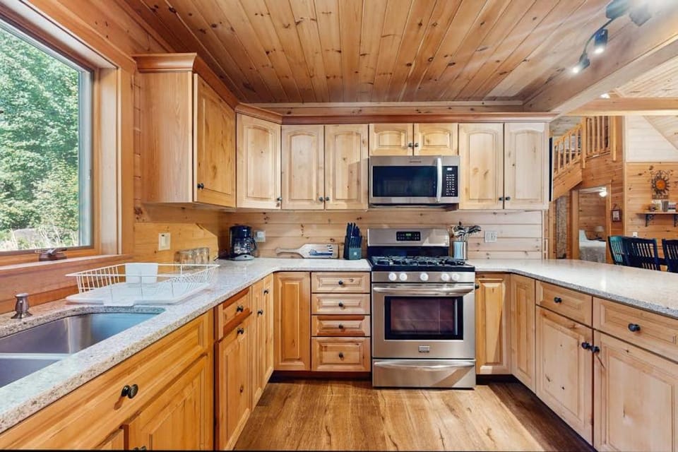 Coffee/tea facilities, Kitchen or kitchenette, oven, stove