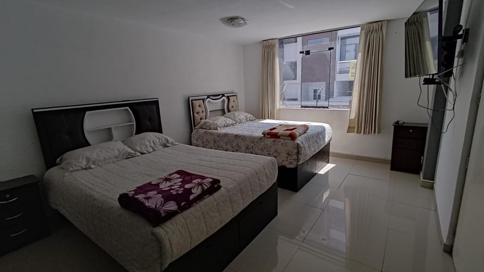 Bed, TV and multimedia, Photo of the whole room, Bedroom