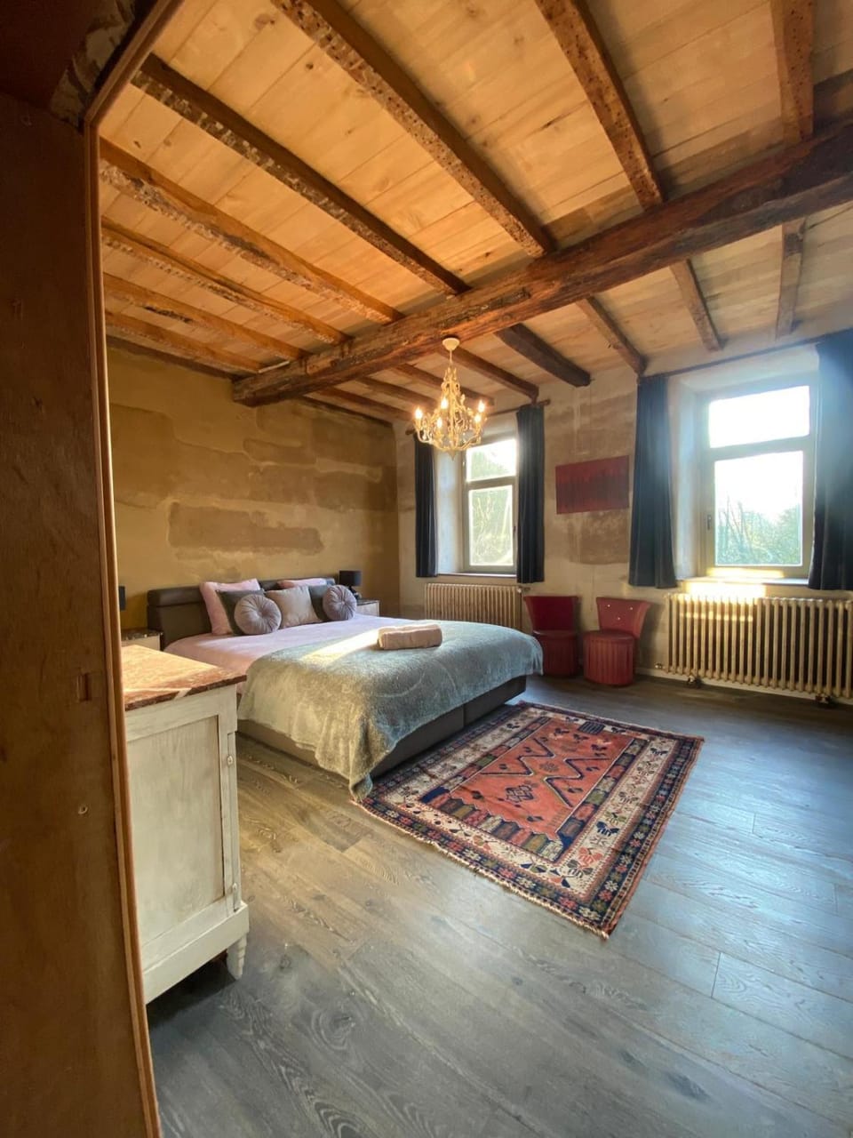 Bed, Photo of the whole room, Decorative detail, Decorative detail, Bedroom