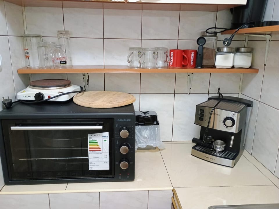 Coffee/tea facilities, Kitchen or kitchenette, stove