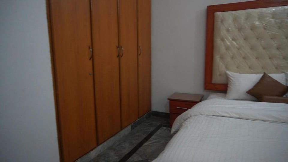 Homewood Suites Family Guest House & Apartments Bed and Breakfast in Lahore