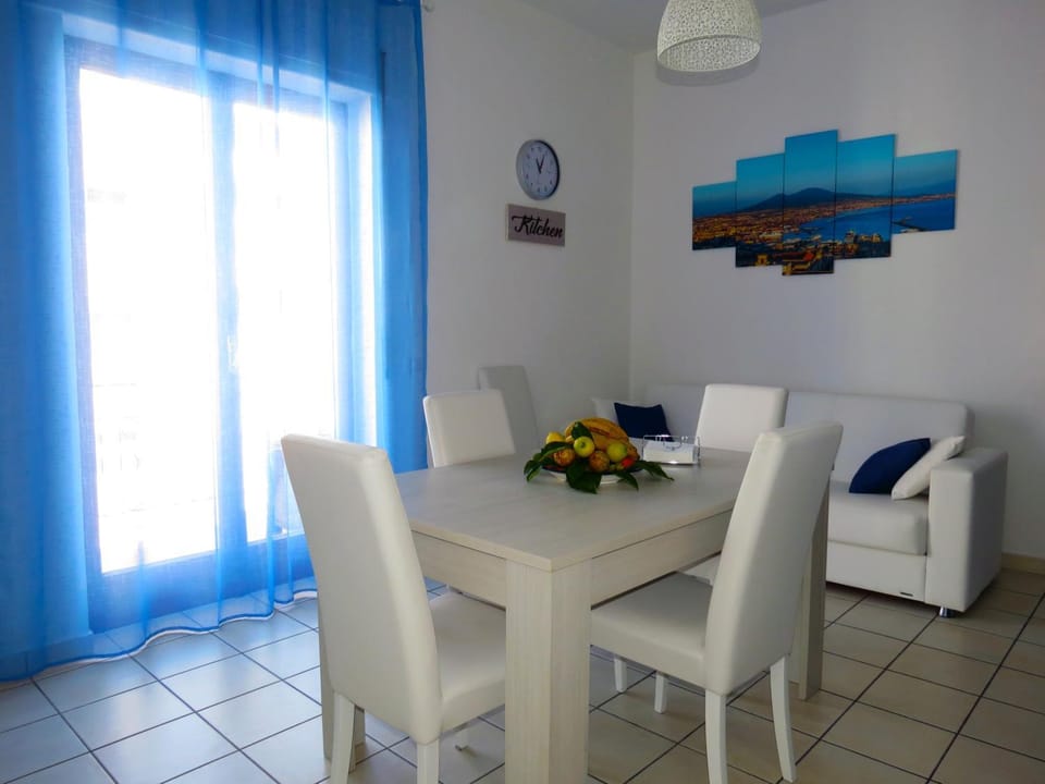 Bed, Seating area, Dining area