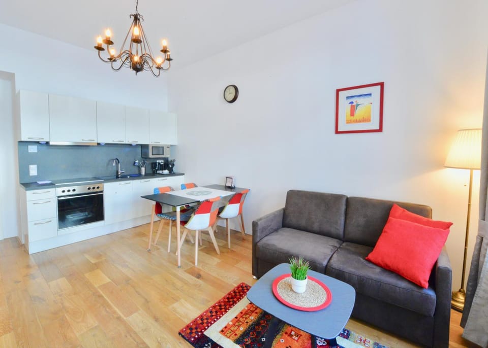 Kitchen or kitchenette, Living room, Seating area, Dining area