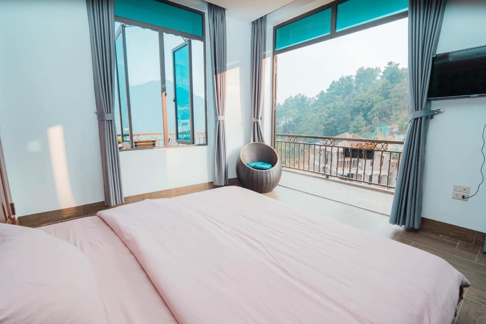 Bed, Seating area, Bedroom, Mountain view