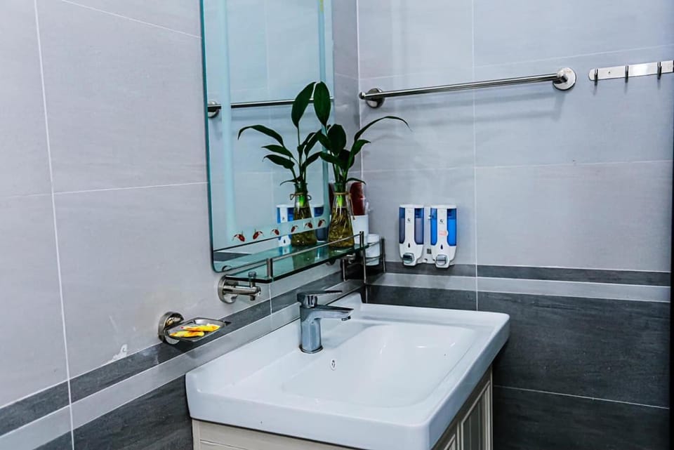 Shower, Toilet