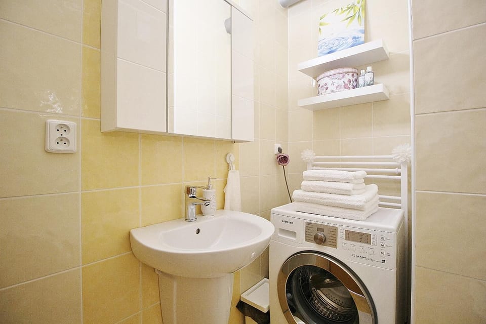 Bathroom, towels, washing machine