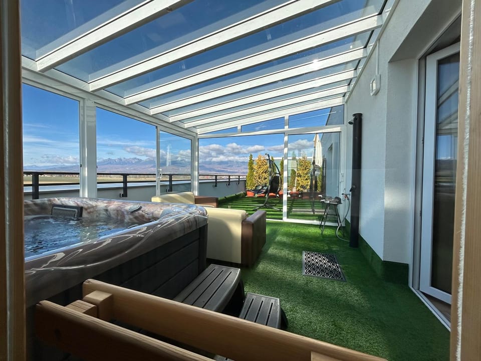 View (from property/room), Balcony/Terrace, Swimming pool, sunbed