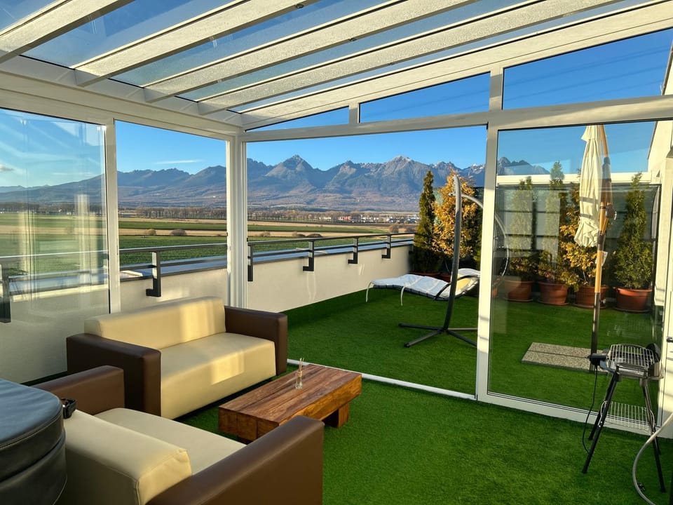 Natural landscape, View (from property/room), Balcony/Terrace, Seating area, Mountain view
