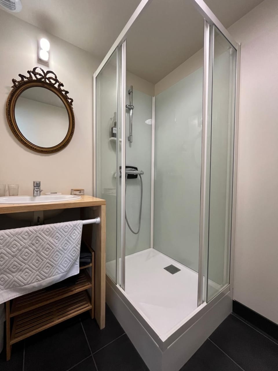 Shower, Bathroom, towels