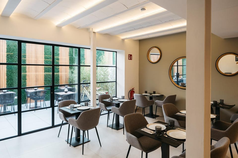 Restaurant/places to eat, Lounge or bar