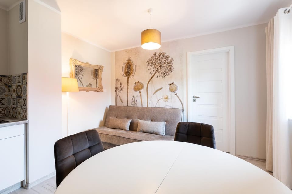 Photo of the whole room, Seating area