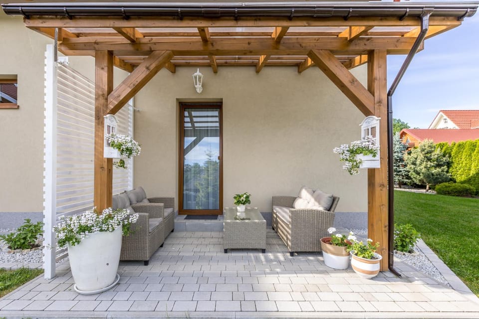 Property building, Patio, Garden, Balcony/Terrace, Seating area, Garden view