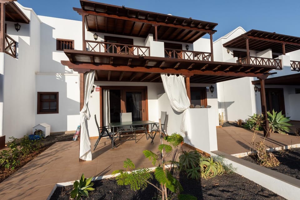 Property building, Patio, Garden, Balcony/Terrace