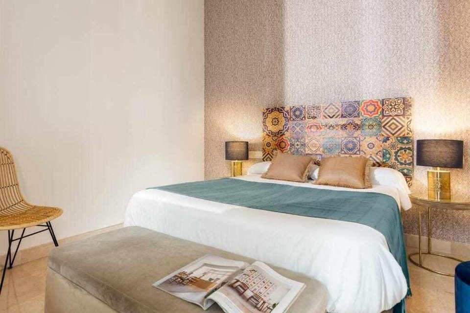 Bed, Photo of the whole room, Decorative detail, Bedroom