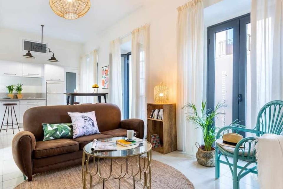 TV and multimedia, Kitchen or kitchenette, Living room, Decorative detail, Seating area, Dining area, minibar