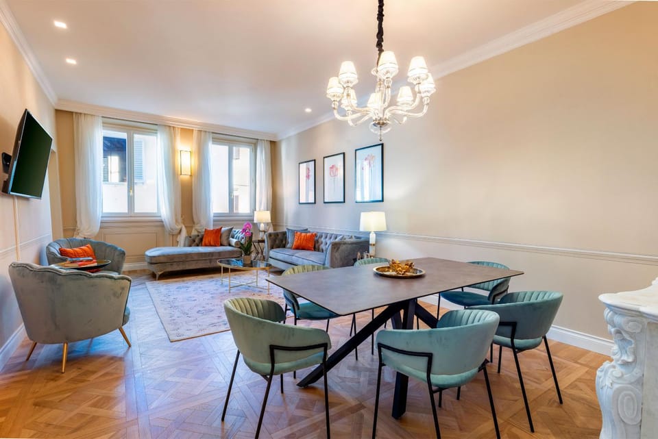 TV and multimedia, Living room, Lounge or bar, Seating area, Dining area