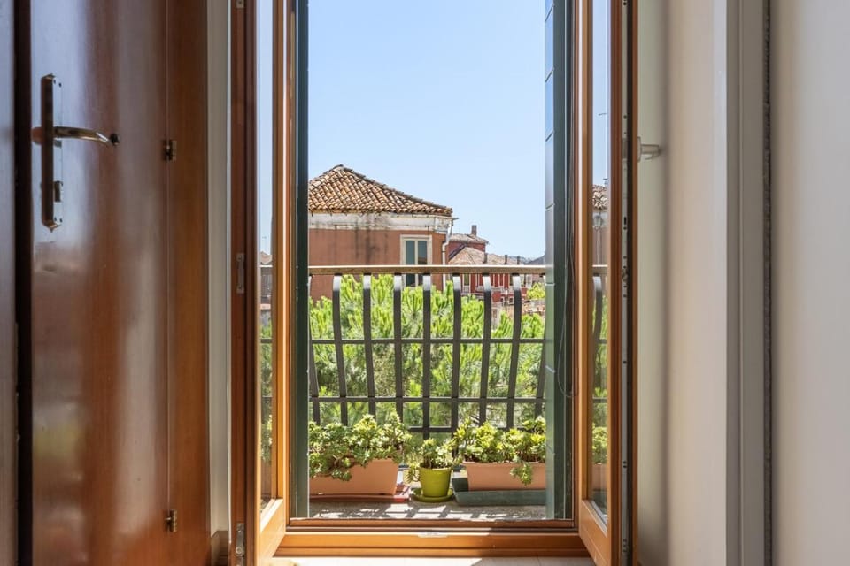 Property building, View (from property/room), Balcony/Terrace