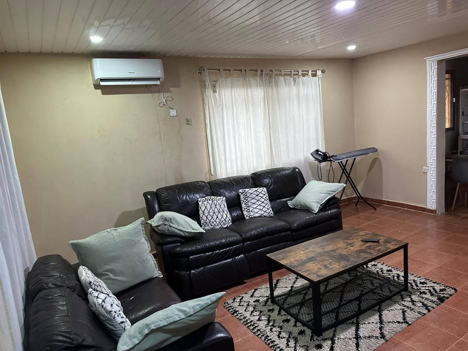 Full AirCon- 3Bed Villa- A c- WiFi- HotWater House in Freetown