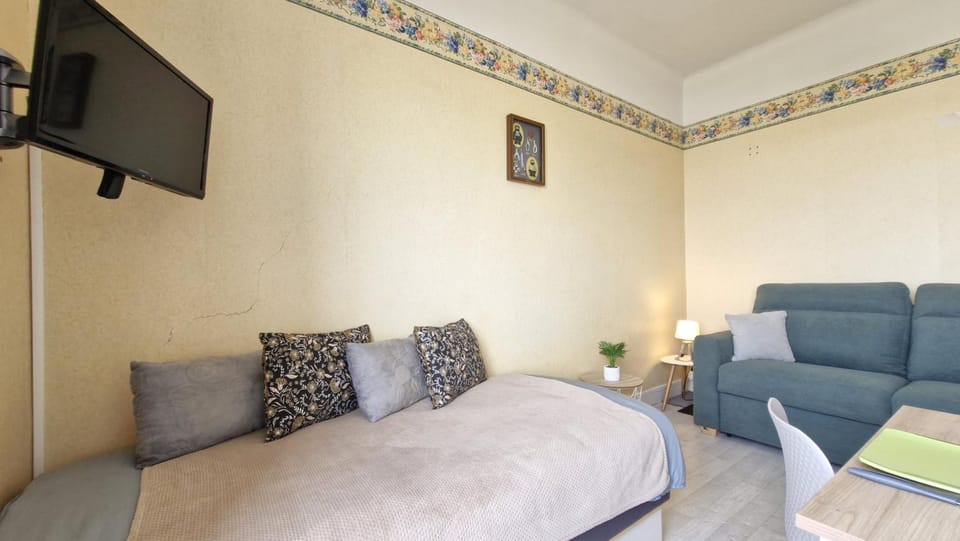 Bed, TV and multimedia, Living room, Seating area