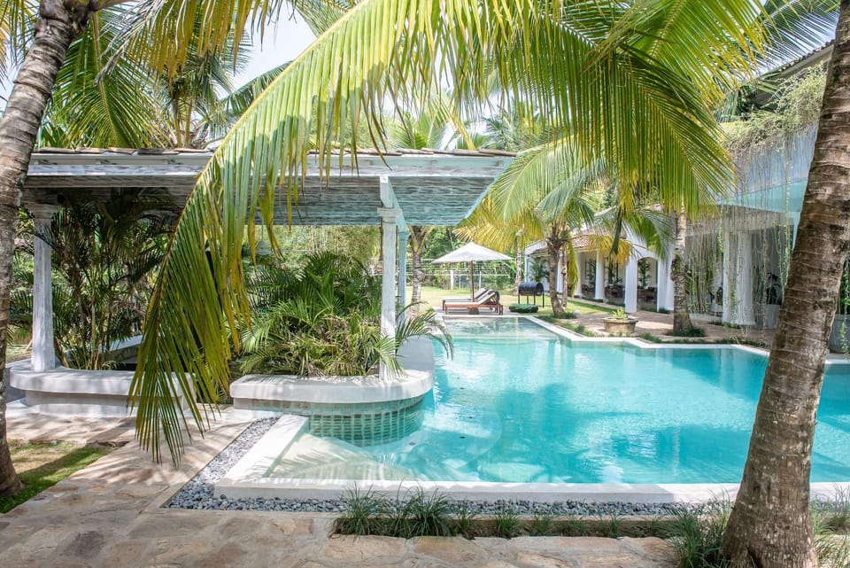 Property building, Day, Pool view, Swimming pool, sunbed