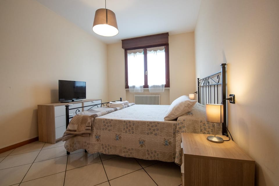 Bed, TV and multimedia, Photo of the whole room, Bedroom