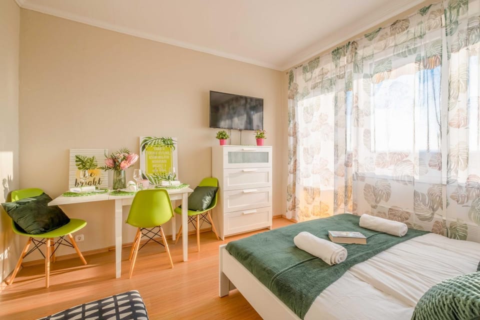 Bed, TV and multimedia, Dining area