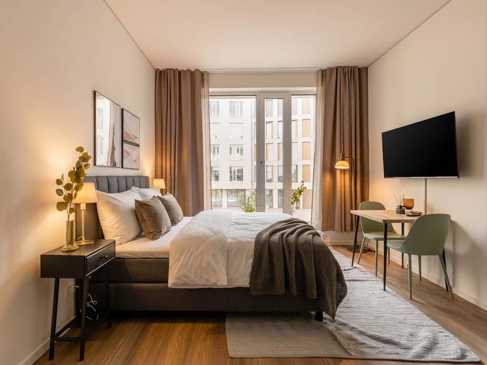Bed, TV and multimedia, Bedroom