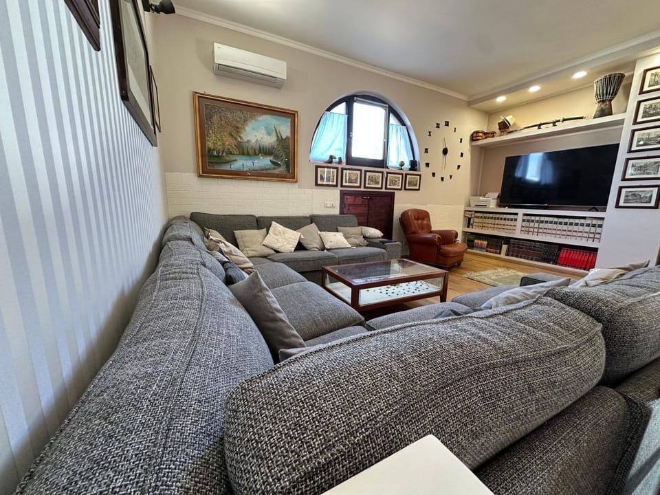Communal lounge/ TV room, TV and multimedia, Living room, Seating area, Evening entertainment, air conditioner