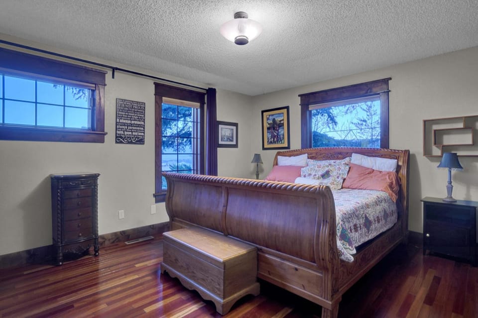 Photo of the whole room, Bedroom, Mountain view, Mountain view
