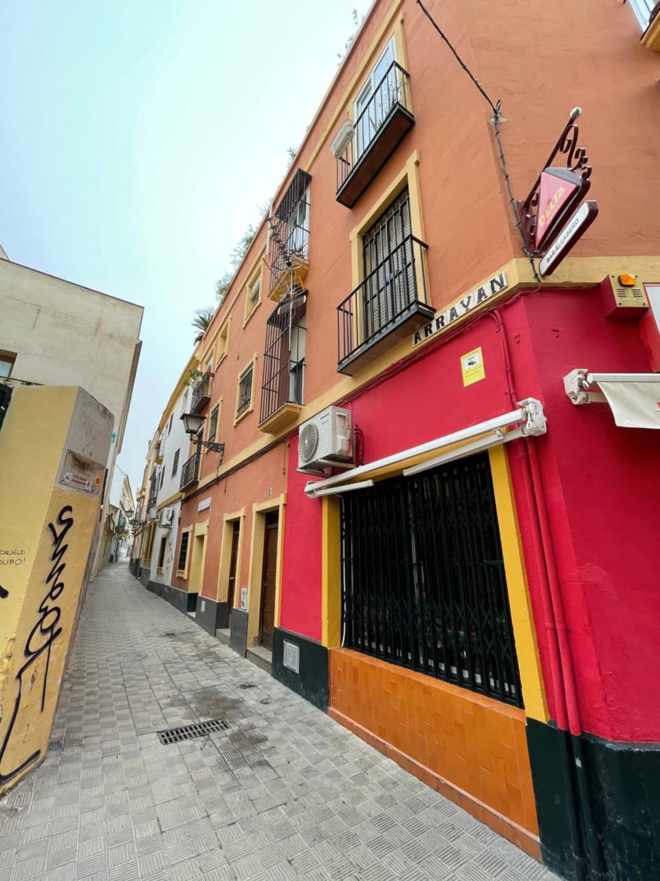 Facade/entrance, Neighbourhood