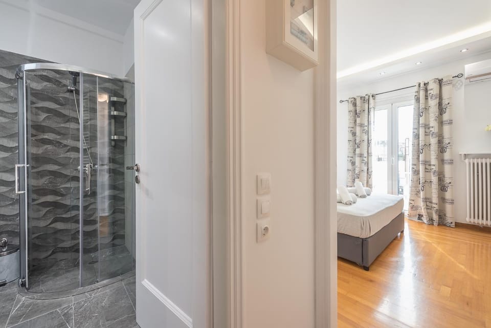 Bed, Bathroom