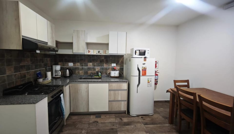 Coffee/tea facilities, Kitchen or kitchenette, Dining area, oven, toaster
