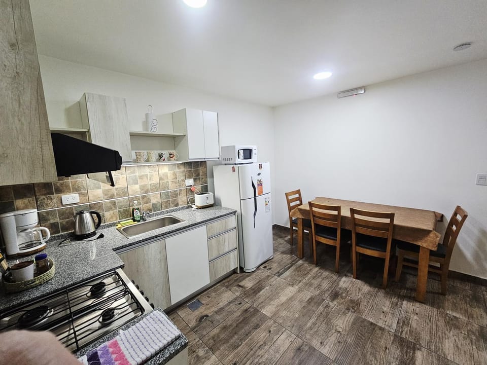 Coffee/tea facilities, Kitchen or kitchenette, Dining area, toaster