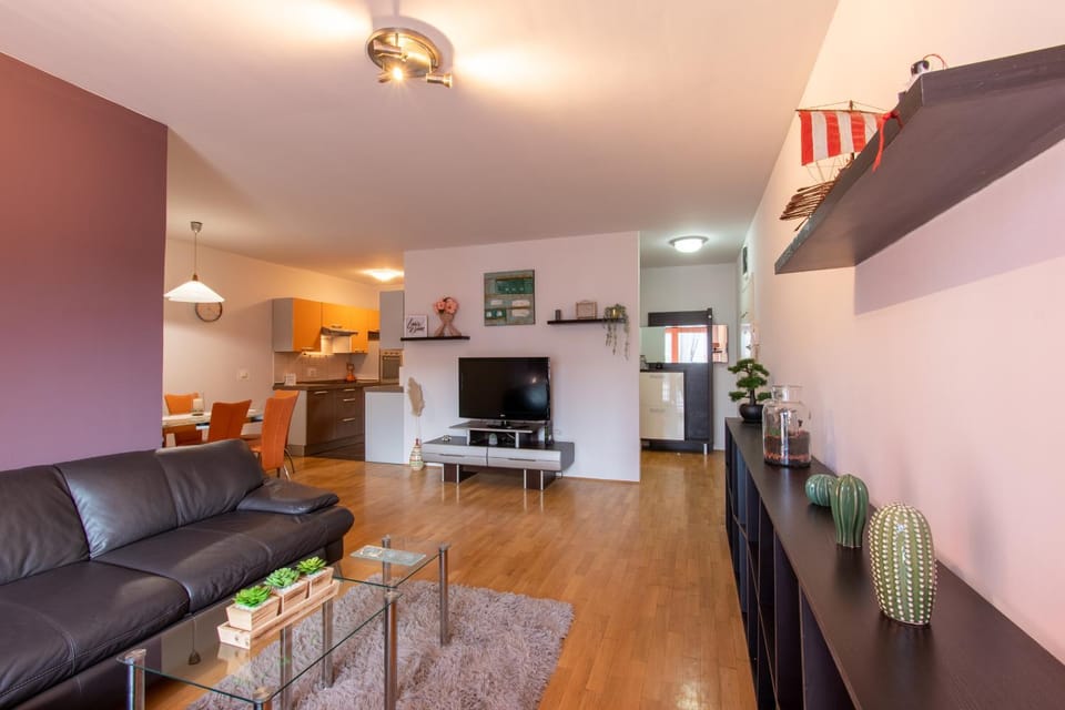TV and multimedia, Kitchen or kitchenette, Living room, Seating area, Dining area, Family, heating, internet, oven
