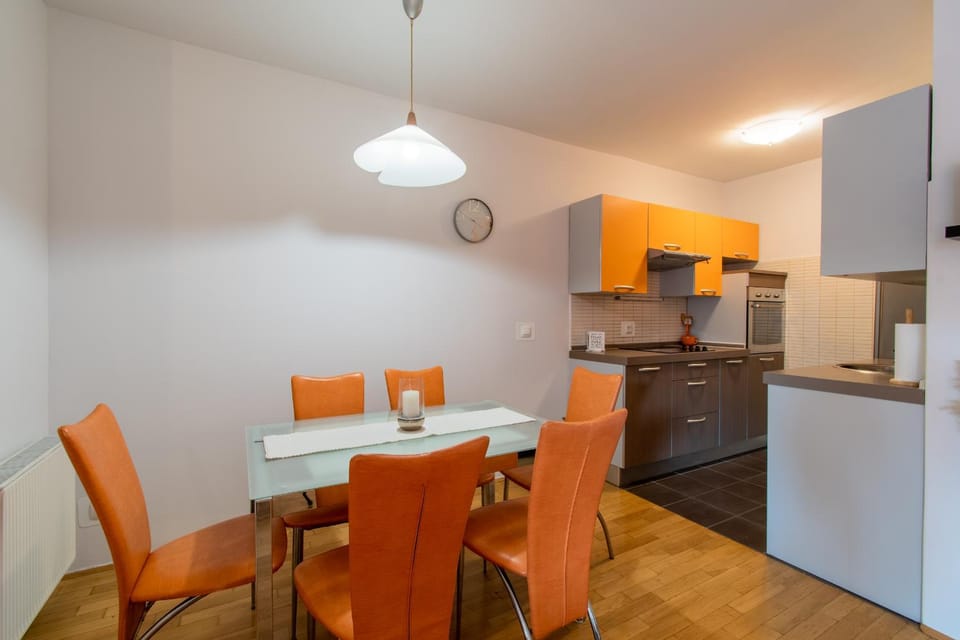 Kitchen or kitchenette, Living room, Seating area, Dining area, Family, heating, oven, stove